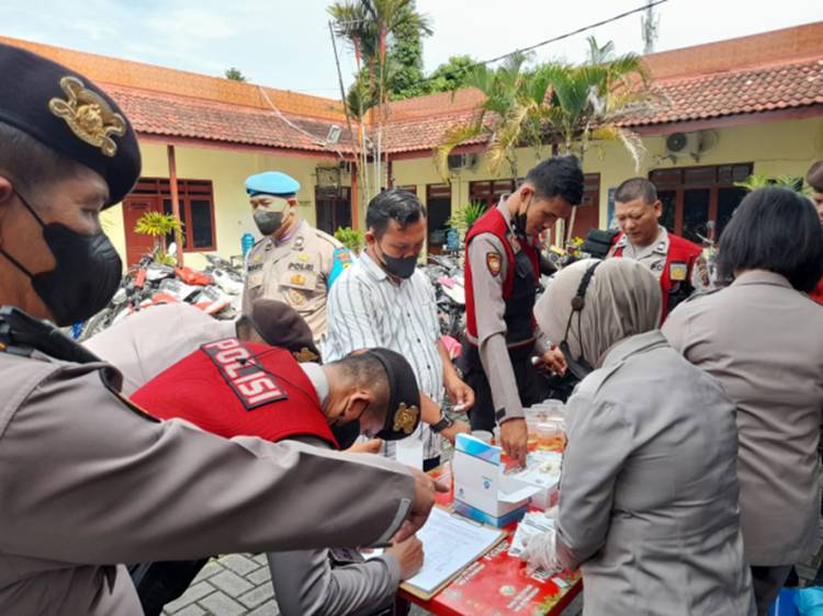 Wakasat Samapta Polrestabes Medan Pimpin Tes Urine Dadakan kepada Anggotanya