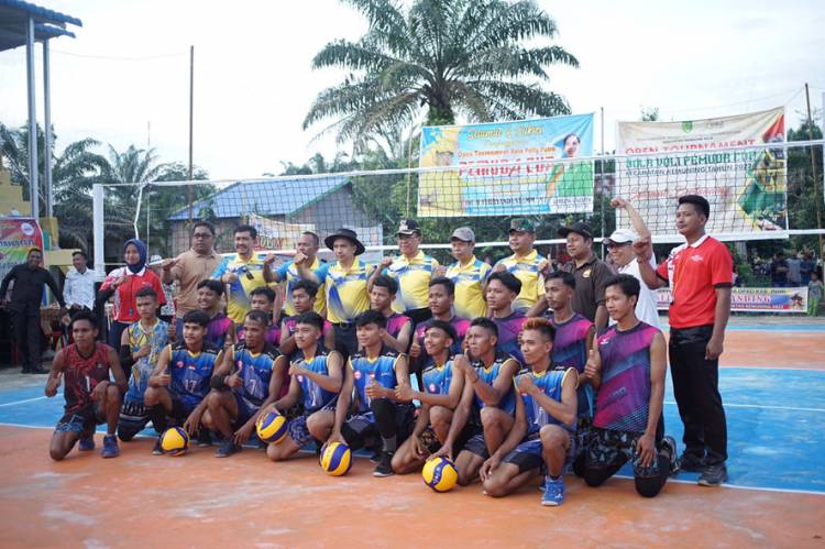 Junjung Sportivitas Pesan Bupati Inhil saat Membuka Turnamen Bola Voli Pemuda Cup 2022