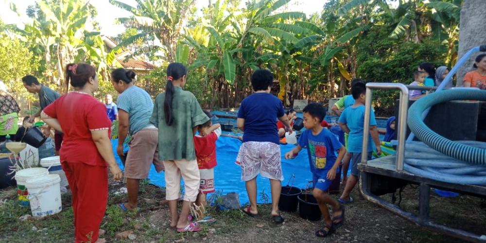 Dampak Kemarau Berkepanjangan, Karang Taruna dan Ikatan Dokter Indonesia Kota Banjar Mendistribusikan Air Pada Warga