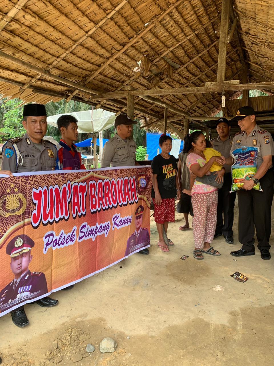 Sedekah Jum'at, Kapolsek Simpang Kanan Beri Paket Sembako di 2 Dusun Kepada Warga Kurang Mampu