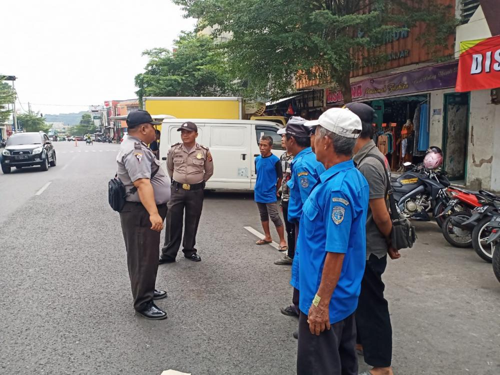 Sat Binmas Polres Banjar Lakukan Binluh dialogis kepada para petugas parkir