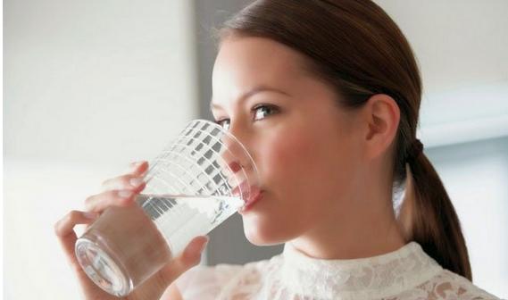 Enam Mamfaat Minum Air Putih Sesudah Bangun Tidur di Pagi Hari
