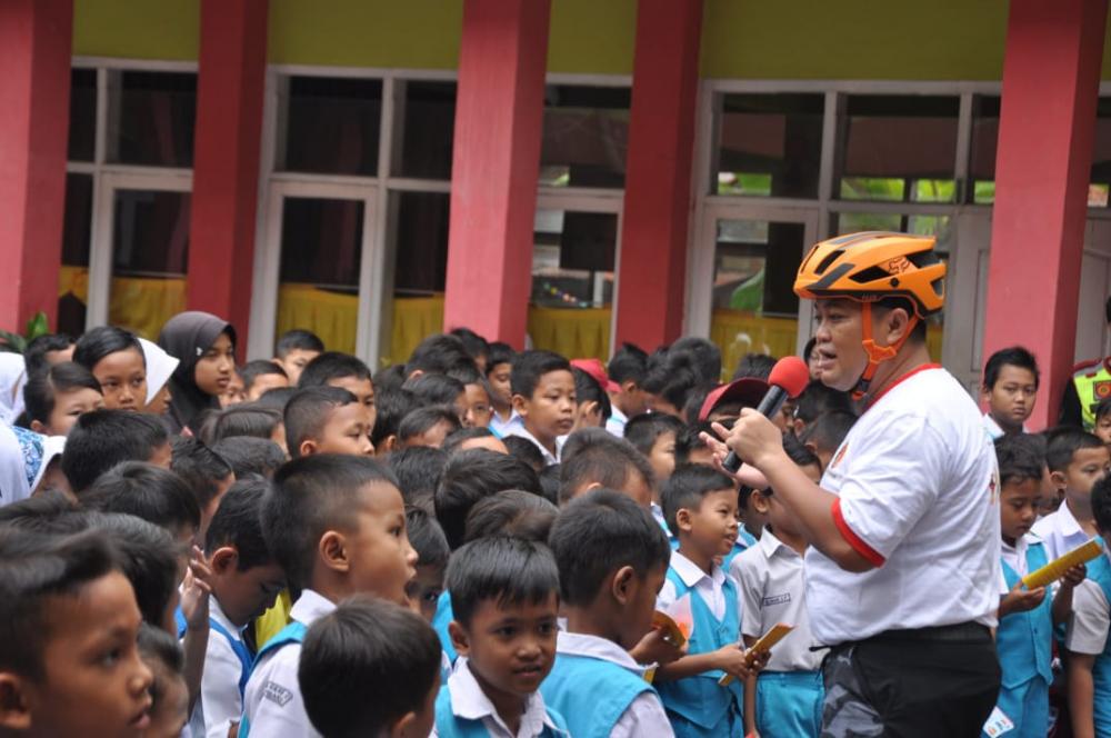 AKBP Yulian Perdana Kapolres Kota Banjar Peringati Hari Anak Di SD 2 Hegarsari Kota Banjar