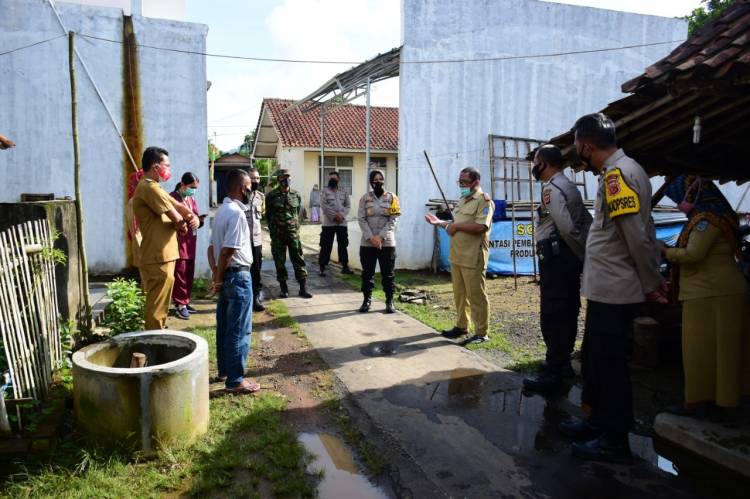 Kapolres Banjar Bersama Wakil Walikota Banjar Berikan Bantuan Sembako kepada Keluarga Terdampak Covid-19