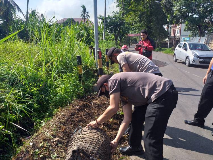Membahayakan Pengguna Jalan, Polsek Banjar Kerja Bakti Bersihkan Alang-alang di Simpang 3 Gardu