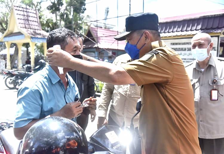 Wabup Inhil H. Syamsuddin Uti Turun Langsung Salurkan Bantuan BNPB ke Masyarakat