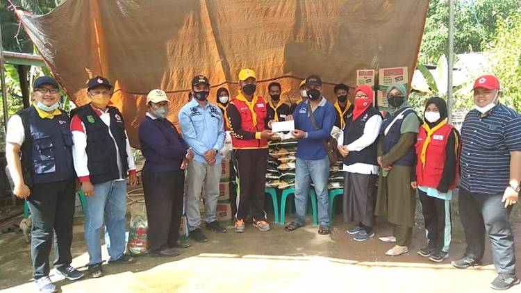 PMI Inhil Serahkan Bantuan kepada Korban Banjir di Kemuning dan Keritang