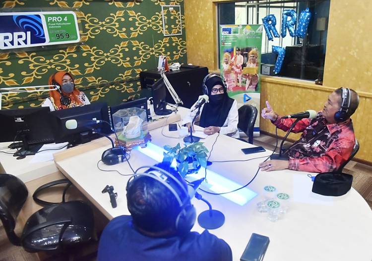 Ketum KBB Provinsi Riau Bincang Santai di Acara "Kedai Kak Eni" di Radio RRI Pro 4 Pekanbaru