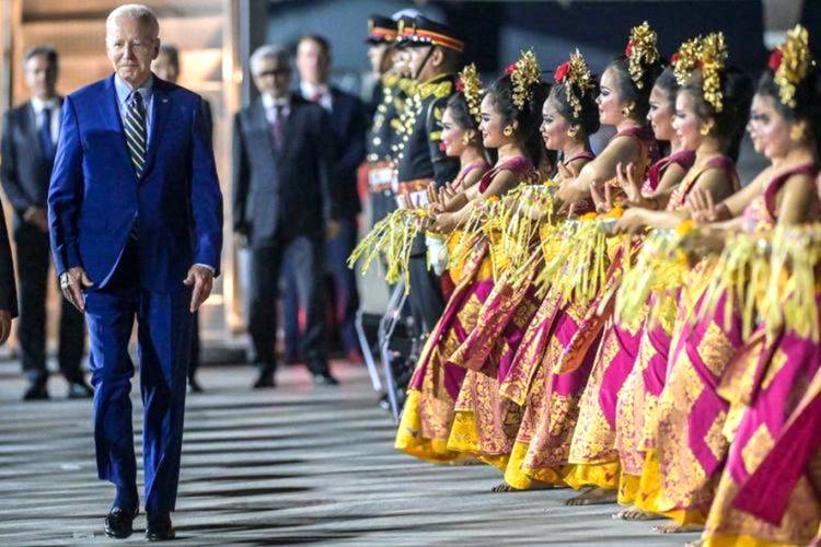 Presiden AS Joe Biden Kagum dengan Para Penari yang Sambut Kedatangannya di Bali