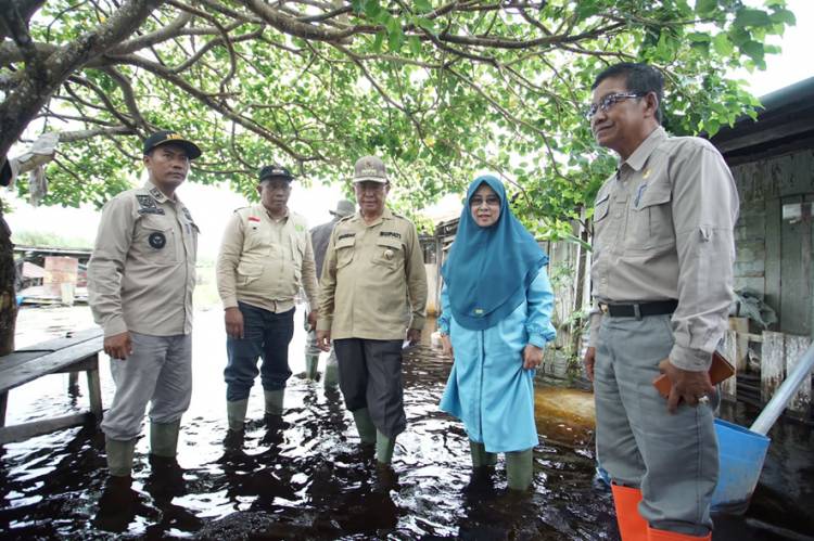 Bupati Inhil Salurkan Puluhan Ton Beras saat Meninjau Banjir di Desa Kuala Sebatu