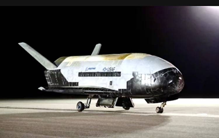 Pesawat Luar Angkasa Tak Berawak X-37B Kembali ke Bumi, Pecahkan Rekor 908 Hari di Orbit