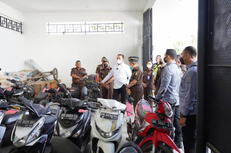 Jaksa Agung ST Burhanuddin  Sidak Barang Bukti di Kejaksaan Negeri Lombok Tengah