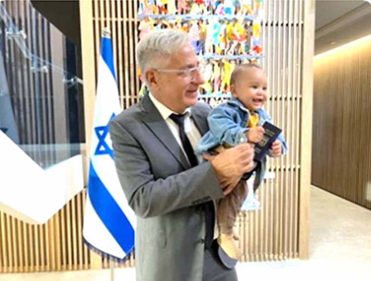 Hubungan Israel-UEA Makin Mesra, Bayi Israel Pertama yang Lahir di Negara Arab Terima Paspor