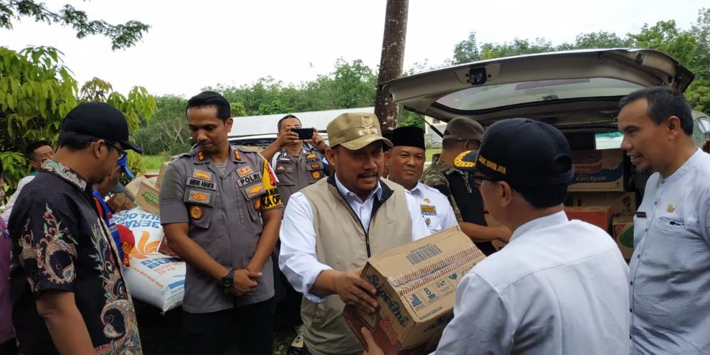 Wakil Bupati Kampar Bersama Forkopimda dan OPD Salurkan Bantuan Korban Banjir