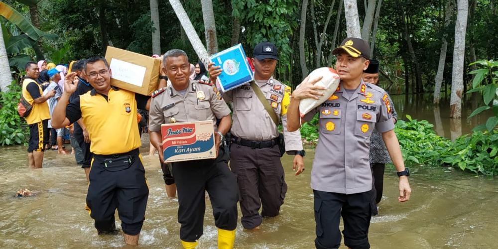 Kapolres Kampar dan Ketua Cabang Bhayangkari Kunjungi Korban Banjir di Desa Pulau Rambai