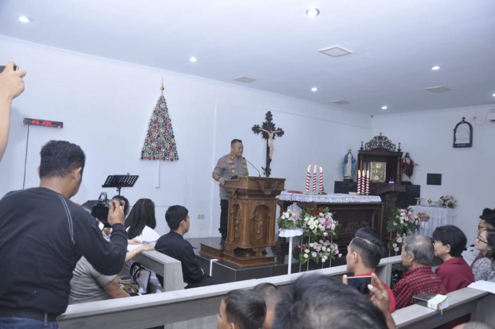 Bersama Karumkit Polda Jabar, Kapolres Banjar Cek Gereja Di Malam Hari Raya Natal