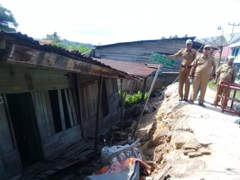 Dua Unit Rumah Warga Rusak Diterjang Longsor di Sedinginan - Rohil