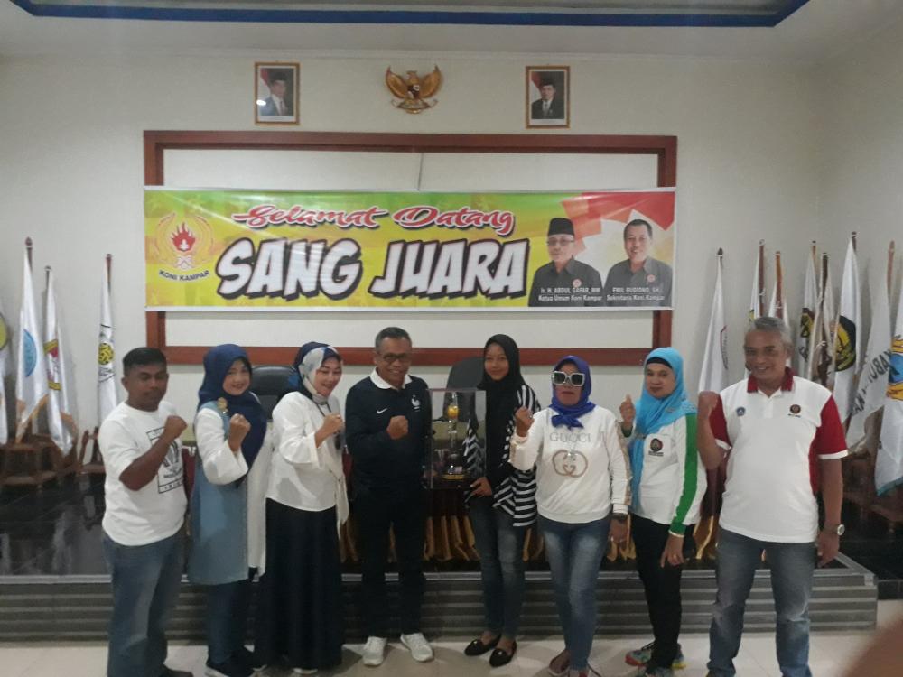Ketua Koni Kampar Sambut Kedatangan Atlit Tenis Kampar Yang Juara Umum Piala Gubernur Riau