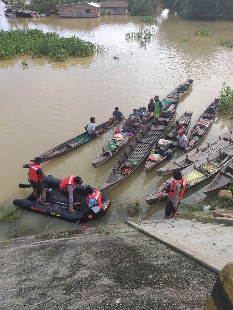 Warga Terdampak Banjir di Kec. Gunung Sahilan Dibantu Personel Polres Kampar dan Polair Polda Riau 