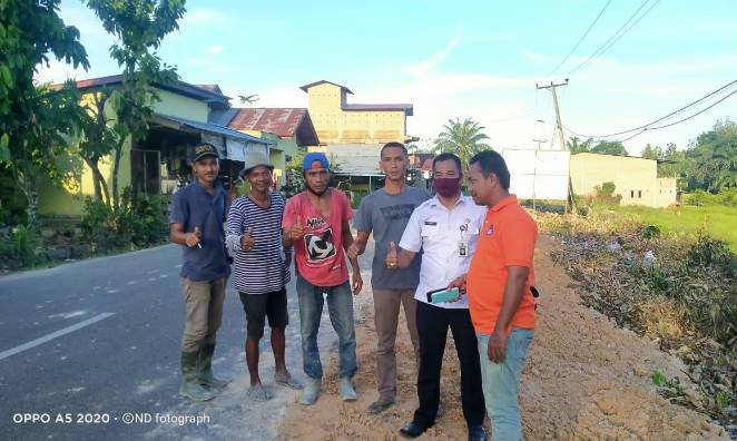 Pemuda Kelurahan Pulau Gotong Royong Timbun Bibir Jalan yang Mengalami Penyempitan