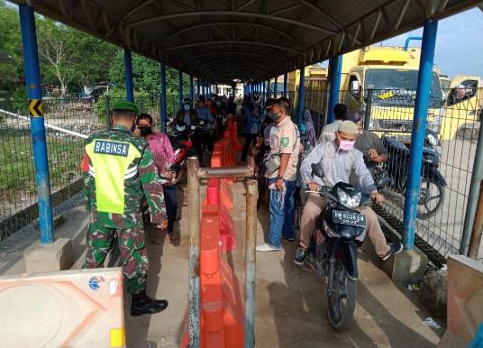 Koramil 05 /Rupat dan Petugas Gabungan Gelar Operasi Yustisi Disiplin Prokes di Pelabuhan Roro