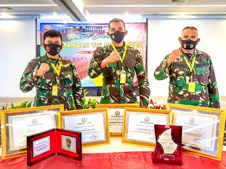 Pendam Hasanuddin Boyong Hadiah di Rapat Evaluasi Penerangan Angkatan Darat