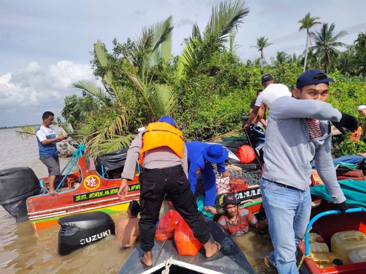 BREAKING NEWS: Kapal Penumpang Alami Musibah Tenggelam di Perairan Bantalan, Tembilahan