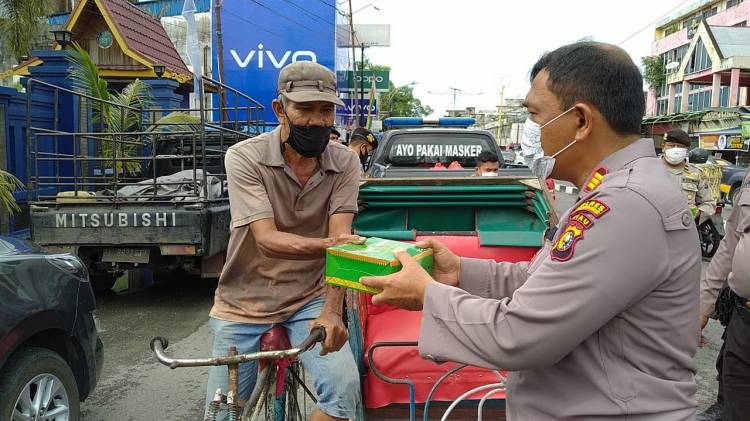 Jumat Berkah: Polres Inhil Kembali Berbagi Nasi Kotak untuk Tukang Becak dan Ojek di Tembilahan