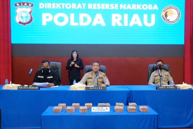 Polda Riau Tangkap Kaki Tangan Bandar Narkoba Internasional, Uang Rp 1 Miliar Lebih Disita