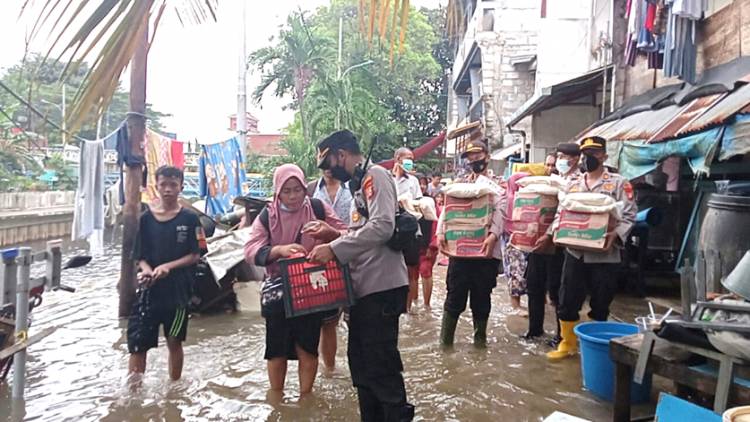 Kapolsek Kawasan Sunda Kelapa Berikan Sembako kepada Masyarakat yang Terdampak Banjir Rop