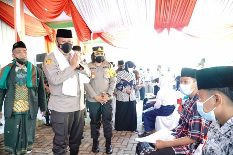 Kapolda Jabar Tinjau Pelaksanaan Vaksinasi di Ponpes Al-Azhar Kota Banjar