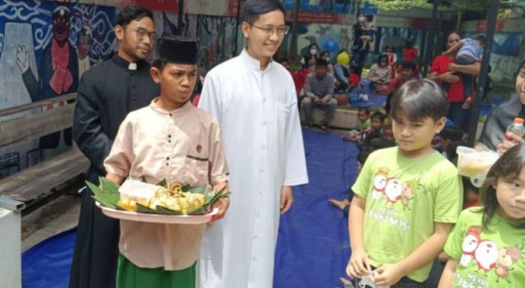 Rasa Haru Jemaat Gereja Santo Philipus Menerima ‘Ketupat Natal' dari Umat Muslim Kota Banjar