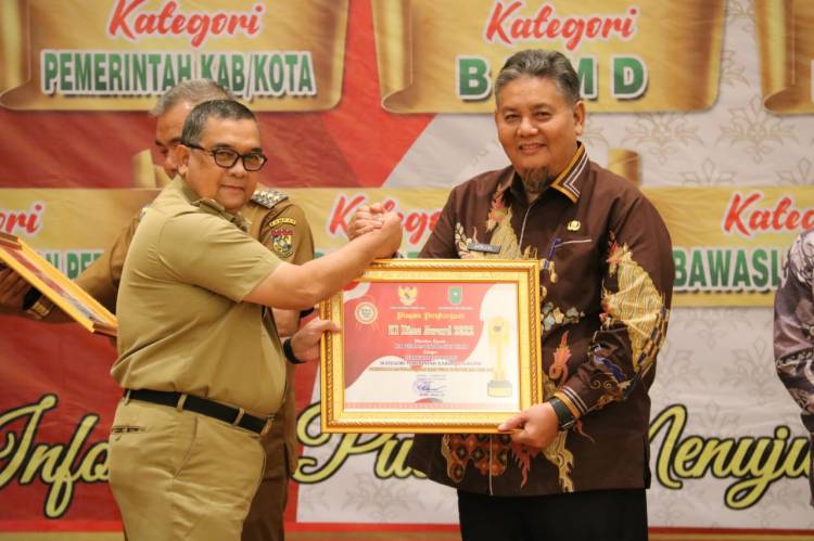 Untuk Kedua Kalinya, Kabupaten Indragiri Hilir Terima Penghargaan KI Riau Award Peringkat Informatif