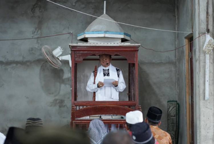Bupati Inhil Jadi Jadi Khatib dan Imam Salat Jumat di Mesjid Nurul Ihsan Panglima Raja Concong