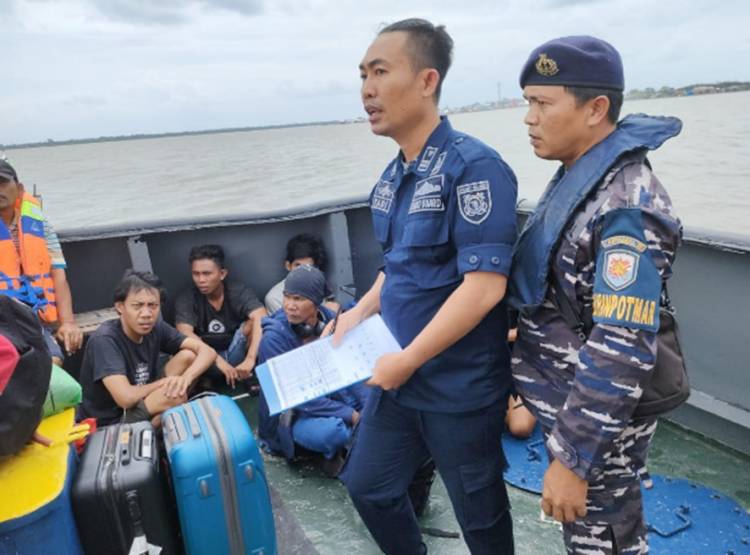 TNI AL Bantu Evakuasi 36 Orang ABK Kapal Tenggelam di Perairan Muara Sungsang