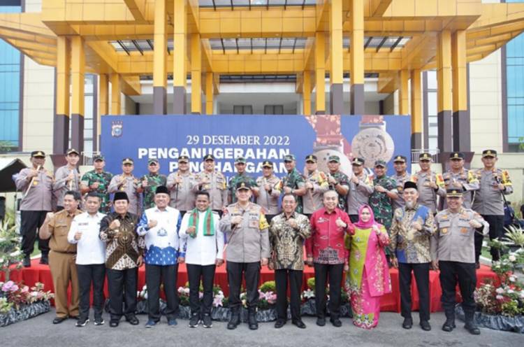 Bupati Inhil Bersama Kapolres Inhil Hadiri Gelar Peralatan dan Anugerah Penghargaan Kapolda Riau 