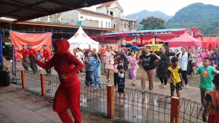 BIN Jawa Barat Ajak Pengungsi Gempa di Cianjur Olahraga Senam Pagi di Posko Mandiri BIN