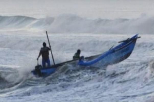 Gelombang Laut Kuala Kampar Mencapai Tiga Meter, Nelayan Berhenti Melaut