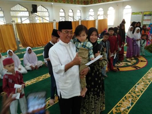 Bupati Inhil HM Wardan serah kan santunan kepada anak yatim di Mesjid Yayasan Amal Panca Sila