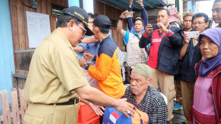 HM Wardan kunjungi warga korban tanah lonsor kuala enok setelah sidak hari pertama masuk kantor