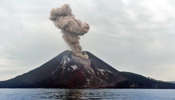 Gunung Barujari di Lombok meletus
