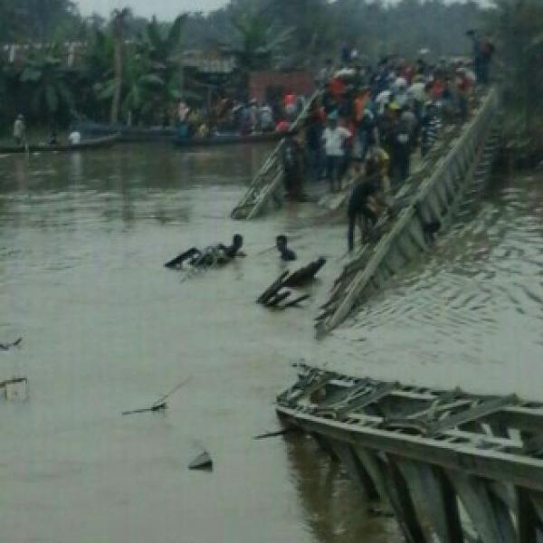 Jembatan Menuju Kampung Bupati Wardan Ambruk