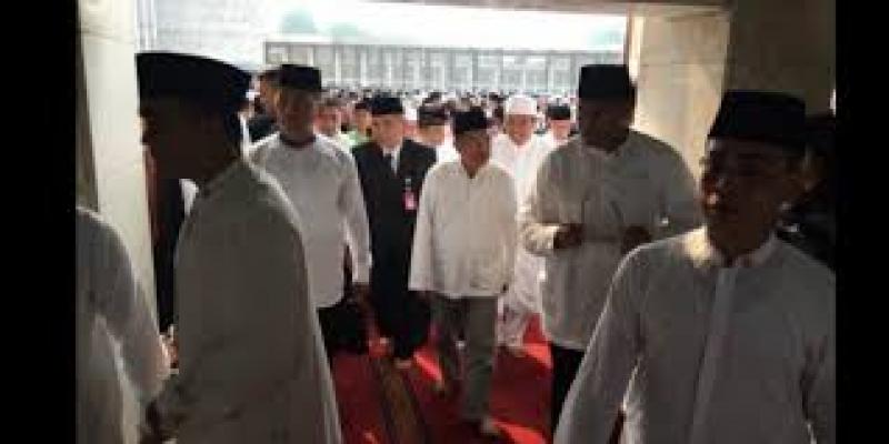Wapres JK Shalat Istisqa di Pelataran Masjid Istiqlal