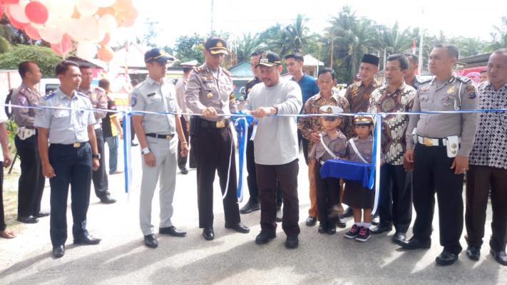 Wakil Bupati Kampar Bersama Waka Polres Resmikan Kampung Tertib Berlalulintas Desa Laboi Jaya 