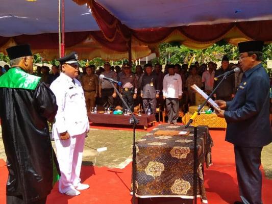 Bupati Kabupaten Inhil, HM Wardan melantik Penjabat Kepala Desa Sungai Intan, Kecamatan Tembilahan Hulu