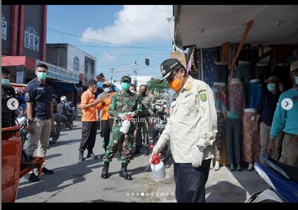 Ketua Tim Gugus Tugas Pencegahan Covid-19 HM Wardan Beserta Lapisan Masyarakat Ikut Melakukan Penyemprotan Disinfektan di Wilayah Kecamatan Tembilahan Hulu.