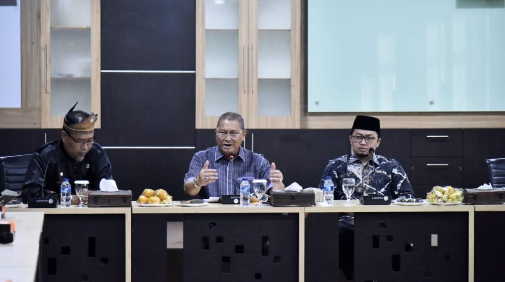 Wakil Bupati H.Syamsuddin Uti menerima Kunjungan Kerja Anggota DPR RI, serahkan Proposal Usulan Pembangunan Inhil. 
