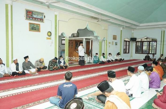 Kunker Di Kecamatan Kempas, Bupati Inhil HM.Wardan jadi Imam dan Khatib Sholat Jum'at di masjid At-Taqwa 