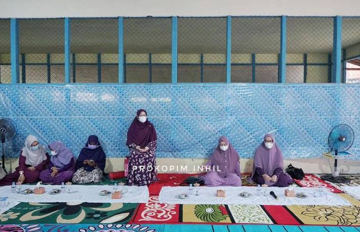 Hj Zulaikha Wardan Ketua GOW(Gabungan Organisasi Wanita)Kabupaten Indragiri Hilir Buka Bersama dan Bagikan Binkisan 