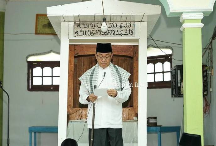 Kunker Di Kecamatan Kempas, Bupati Inhil HM.Wardan jadi Imam dan Khatib Sholat Jum'at di masjid At-Taqwa 